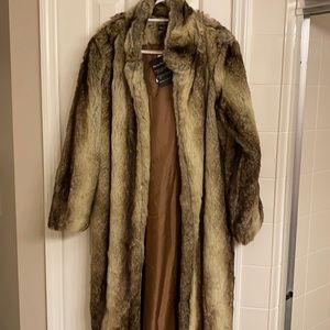 Fashion Nova NWT sz L faux fur coat